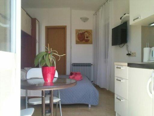Studio Apartment Mala Plaza Kastela Exterior photo