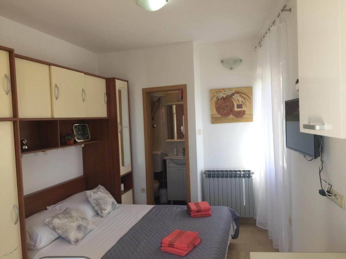 Studio Apartment Mala Plaza Kastela Exterior photo